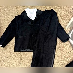 Toddler boys size 3 Four piece suit.